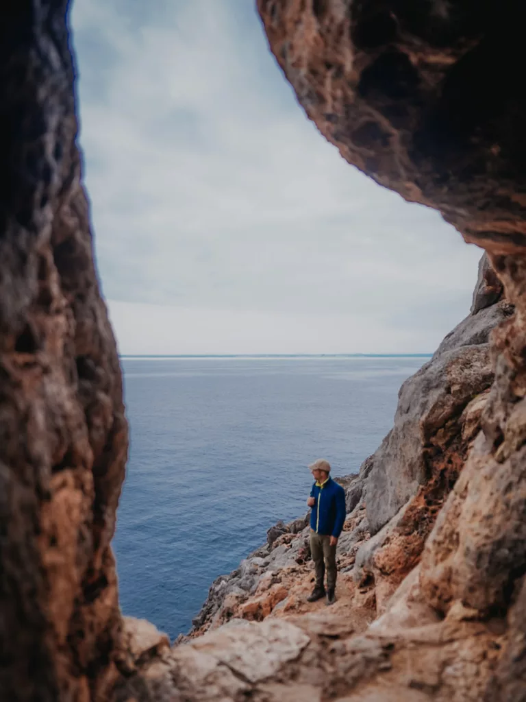 Entrée de la grotte Cova tancada, une curiosité lors de la randonnée autour de la péninsule d'Alcudia à Majorque