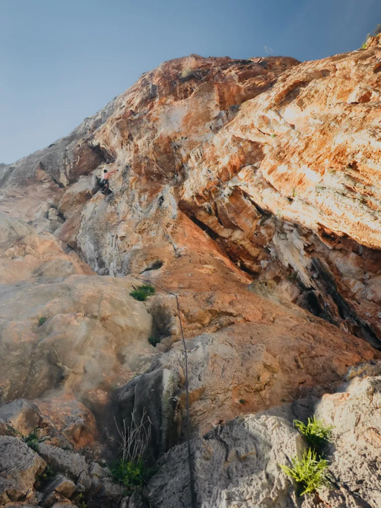 El Orejazo 7a voie d'escalade dans le secteur Momia / Black Cave à El Chorro. Grimper en Andalousie dans la région de Malaga dans le sud de l'Espagne.