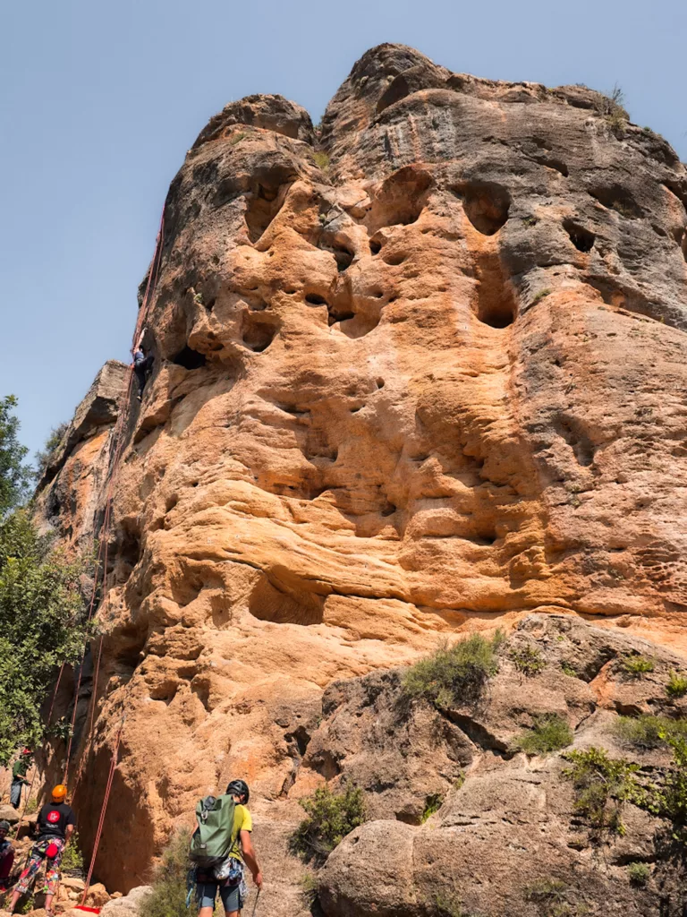 Escalade à la Mola de Montesa dans la région de Valence proche de Xativa en Espagne. Falaise courte et à doigts similaire à la falaise de Buoux en France.