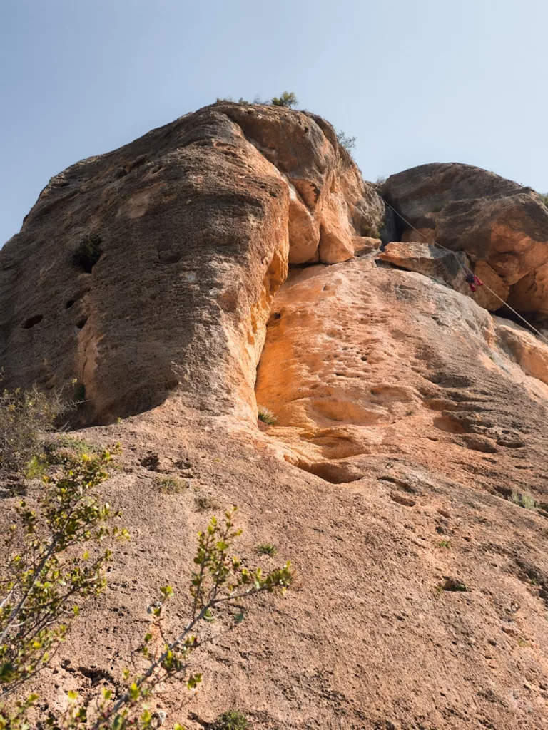 Escalade à la Mola de Montesa dans la région de Valence proche de Xativa en Espagne. Falaise courte et à doigts similaire à la falaise de Buoux en France.