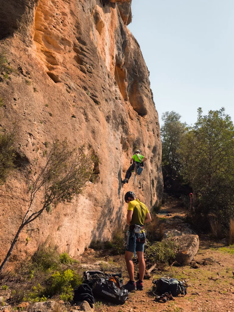 Escalade à la Mola de Montesa dans la région de Valence proche de Xativa en Espagne. Falaise courte et à doigts similaire à la falaise de Buoux en France.