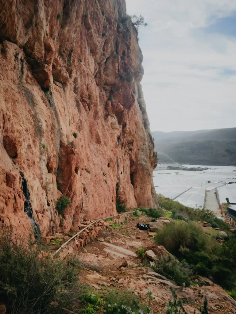 Escalade en espagne, Galeria de la hormiga l'ambiance au pied de la falaise c'est des serres !