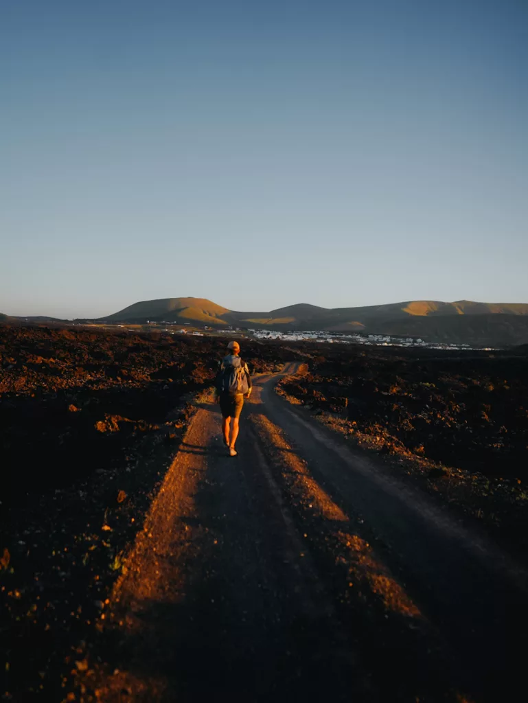 Randonnée à Lanzarote au coucher du soleil. Idée d'activité our découvrir Lanzarote.
