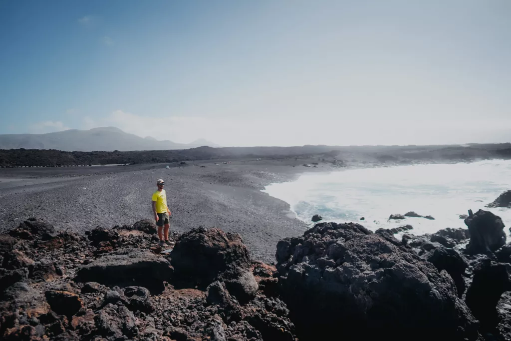 Playa de Montaña Bermeja, plage sauvage à l'ouest de Lanzarote. Conseil et recommandations pour visiter Lanzarote.