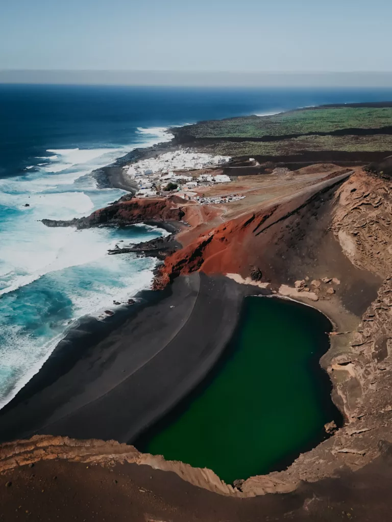 Charco de los Clicos, lac vert emereude sur une plage de sable noir à Lanzarote, spot photo drone.
