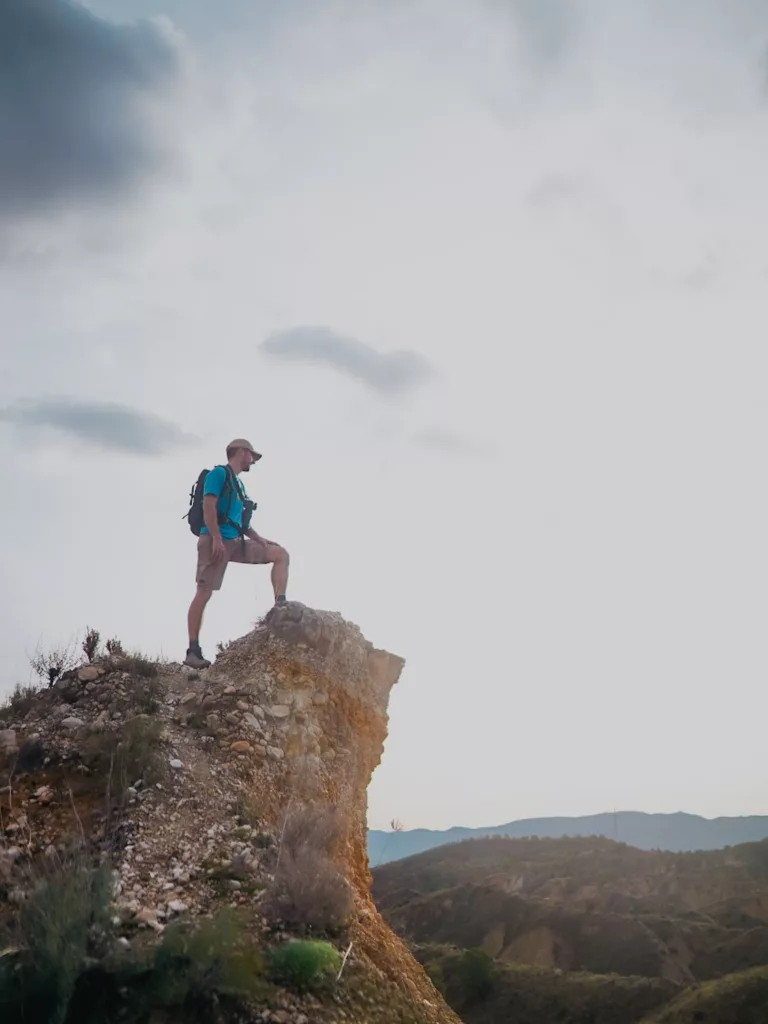 Randonnéeur sur un promontoir de terre proche du lac d'Algeciras dans la région de Murcie.