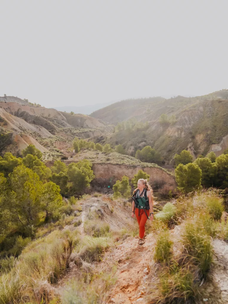 Randonneuse proche du lac d'Algeciras dans la région de Murcie (Murcia) dans le sud de l'Espagne.