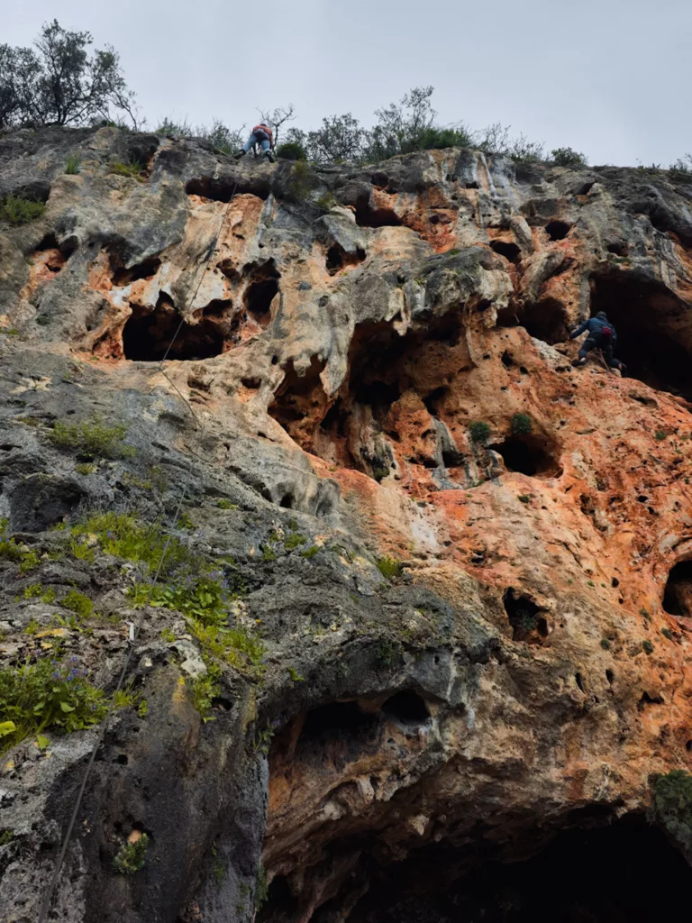 Escalade en Andalousie sur la falaise de Puerto Rico