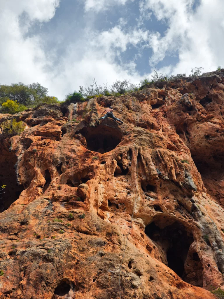 Escalade en Andalousie sur la falaise de Puerto Rico (Marbella). Secteur Candela, voie Fundu (6b+)