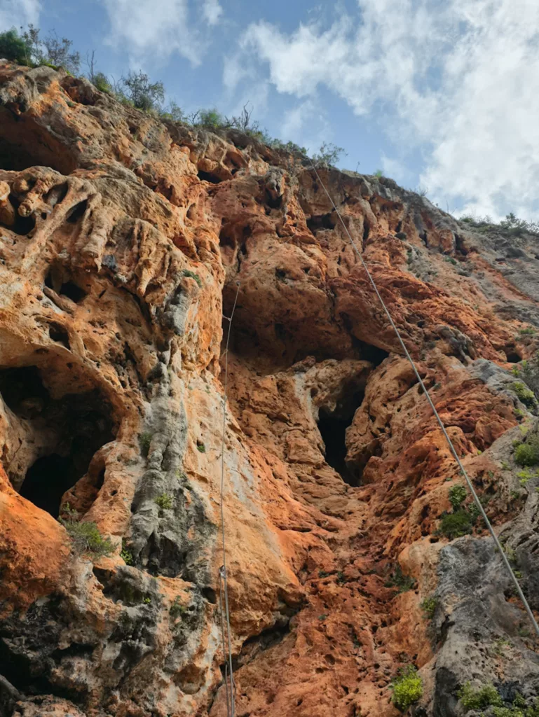 Escalade en Andalousie sur la falaise de Puerto Rico (Marbella). Secteur Candela, voie non identifiée.