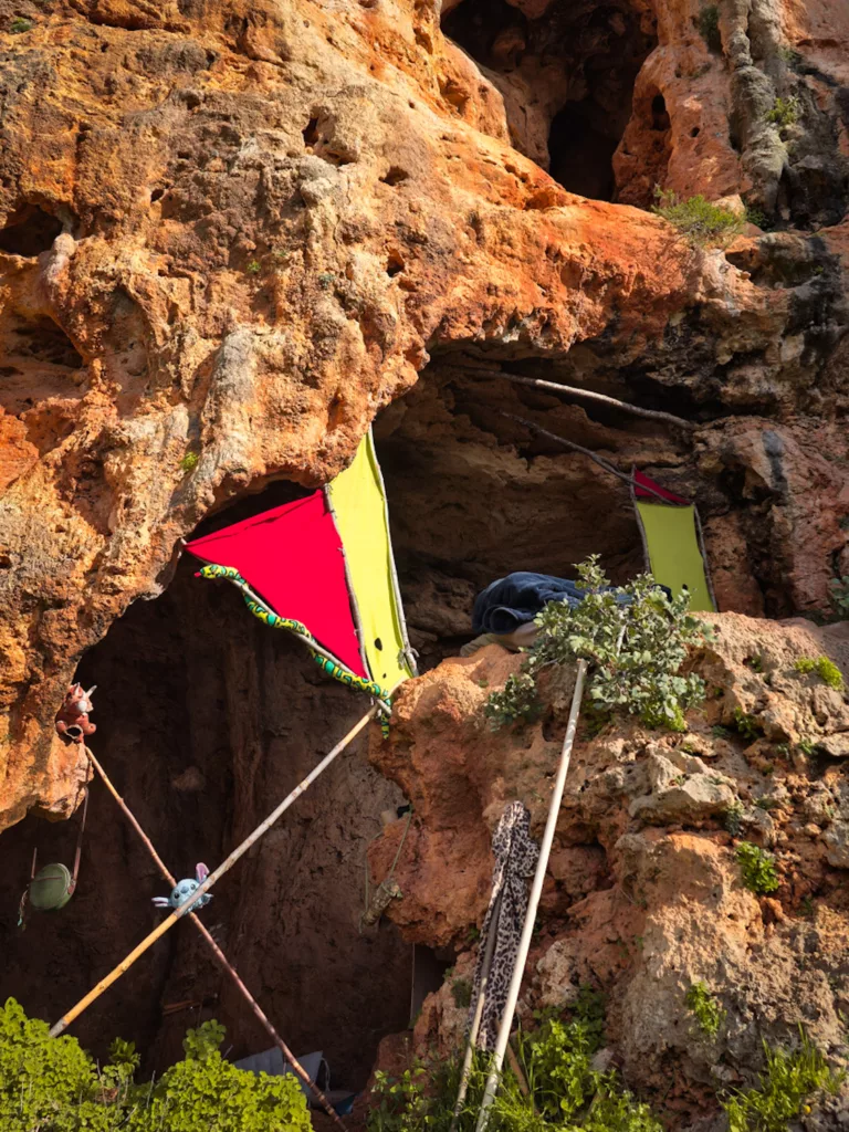 Escalade en Andalousie sur la falaise de Puerto Rico, grote habitée au secteur Candela.