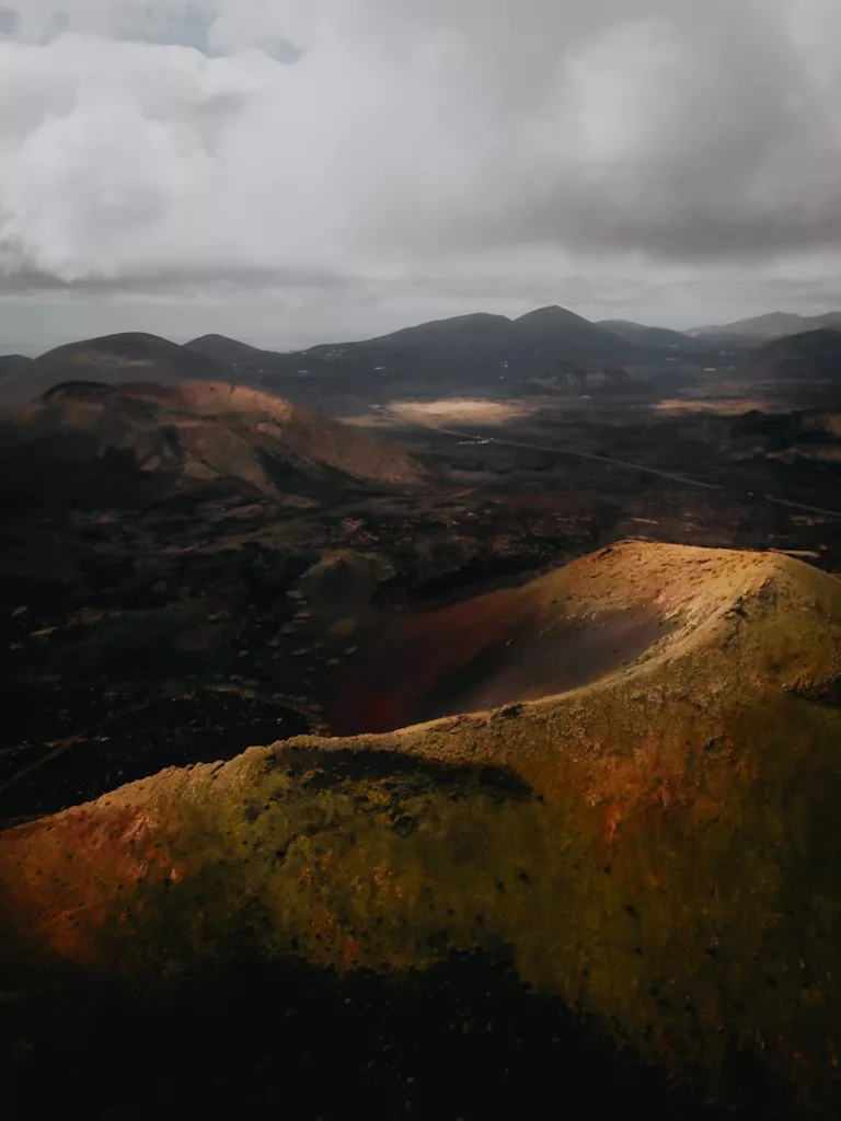 Volcan de lanzarote vue du ciel, idée de randonnée à Lanzarote.