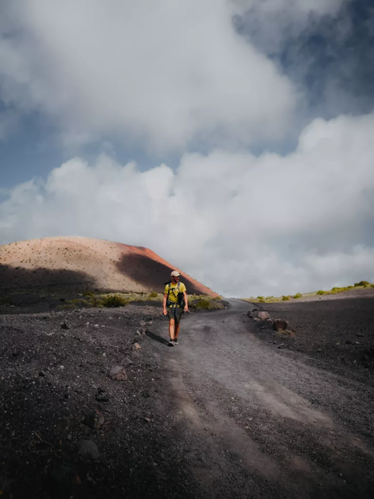 Randonneur à Lanzarote dans les champs de lave.