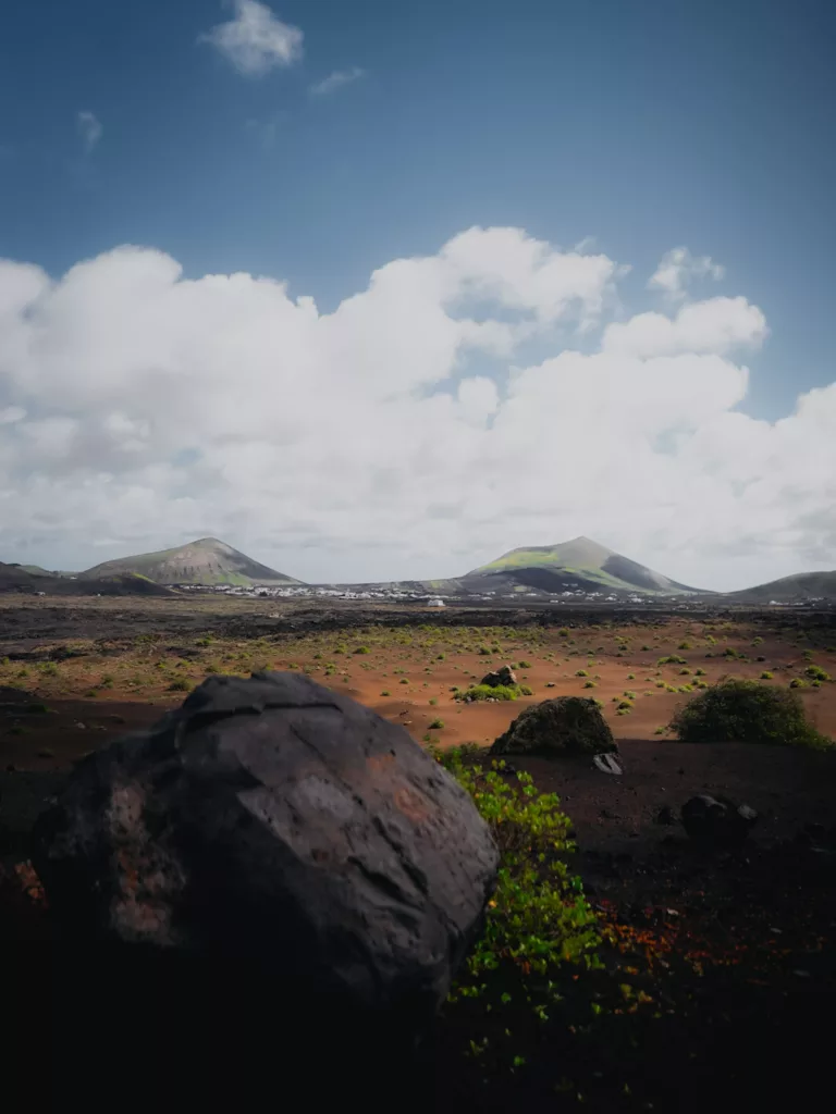 La Bomba Volcanica Gigantesca, curiosité à découvrir en randonnée à Lanzarote.