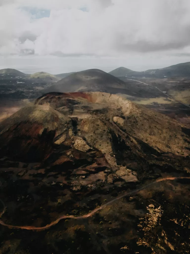 Paysages volcaniques de Lanzarote vue en drone. Idée de randonnée pour voir des volcans à Lanzarote.