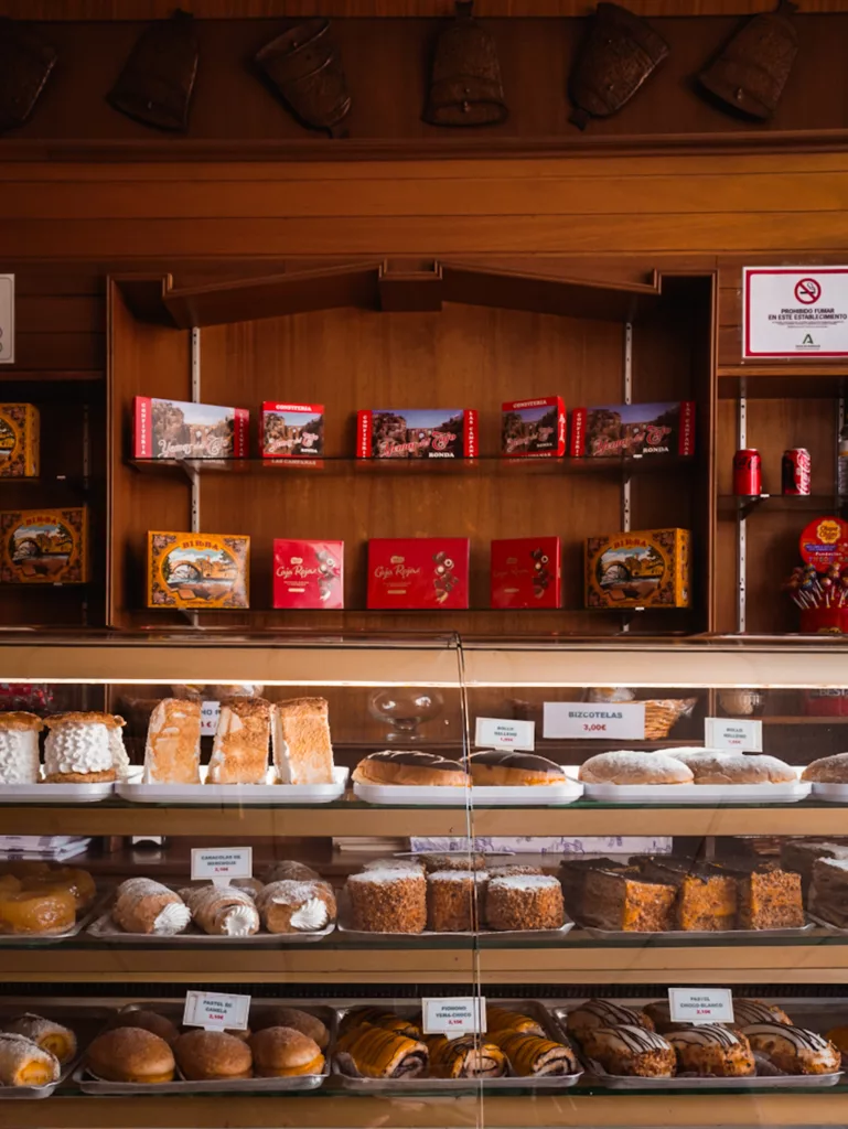 Patisserie historique de Ronda : Las Campanas (Plaza del Sorocco). Un endroit pour goûter la spécialité : les Yemes del Tajo.