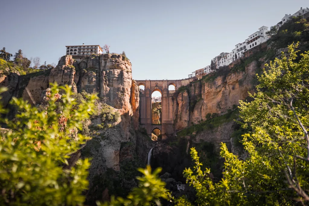 Ronda : vue sur le Pont Neuf (Ponte Nuevo) depuis le Mirador del Cristo. Visite de Ronda en Andalousie : nos recommandations : liste des monuments et meilleurs points de vue.