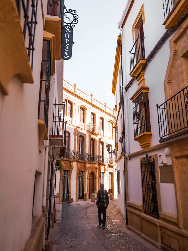 Visite de la ville de Ronda en Andalousie : liste des monuments historiques à visiter. Petite ruelle de Ronda.