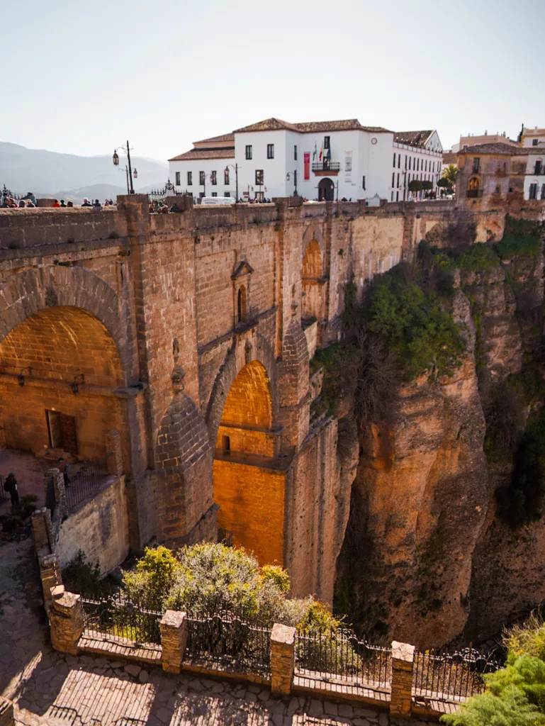 Point de vue sur le Pont Neuf de Ronda en Andalousie.