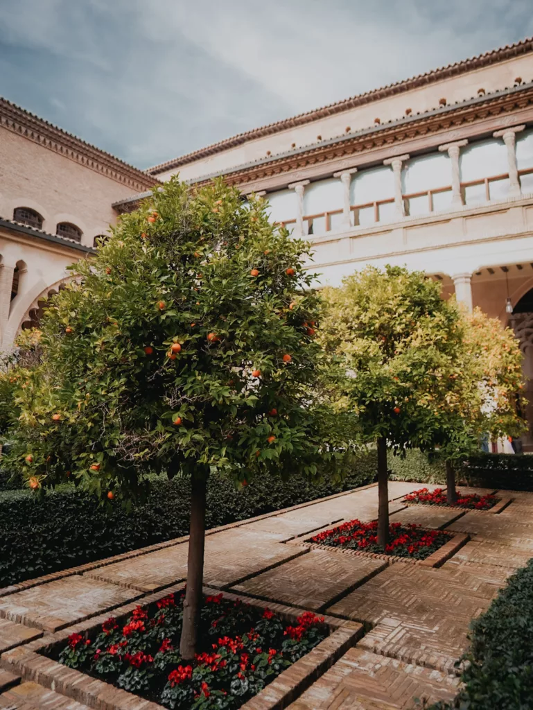 Les jardins du palais de l'Aljafería à Saragosse