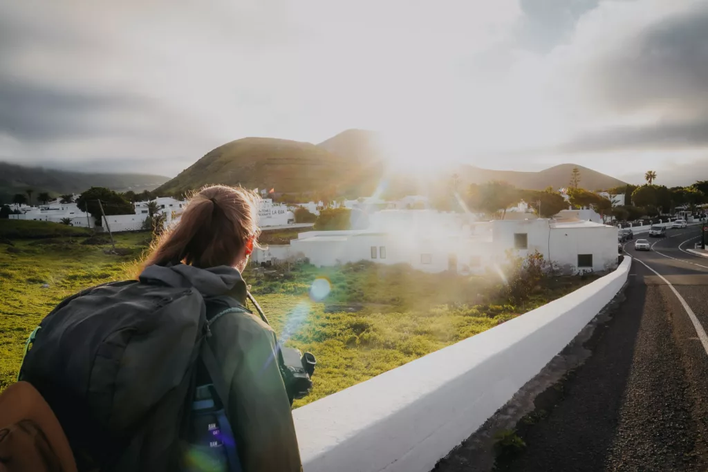 Arrivée à Yaiza au coucher du soleil, trek à Lanzarote sur le GR131.