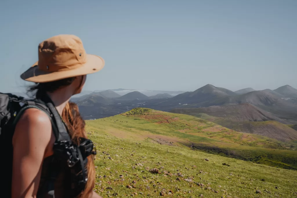 Randonneuse sur le GR131 à Lanzarote. Paysages volcaniques extrordinaires lors d'un trek à Lanzarote.