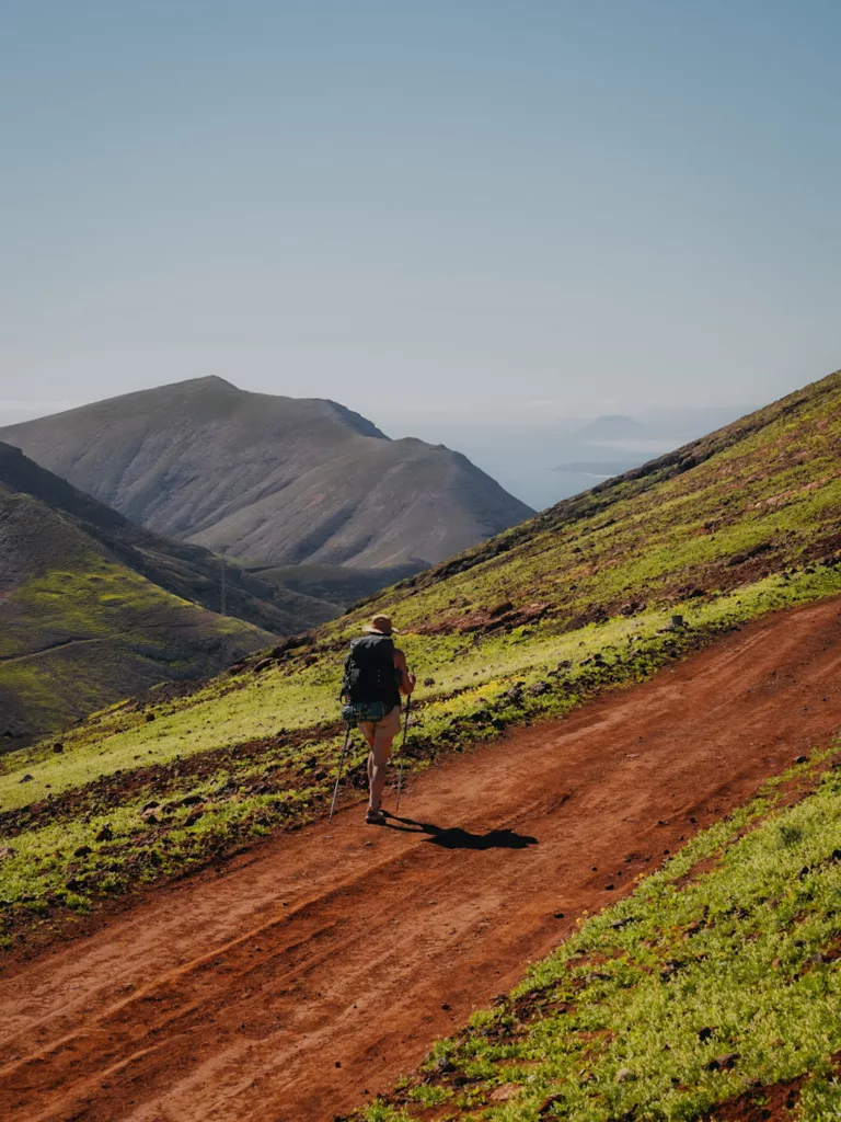 Randonneuses traversant l'île de Lanzarote à pied.