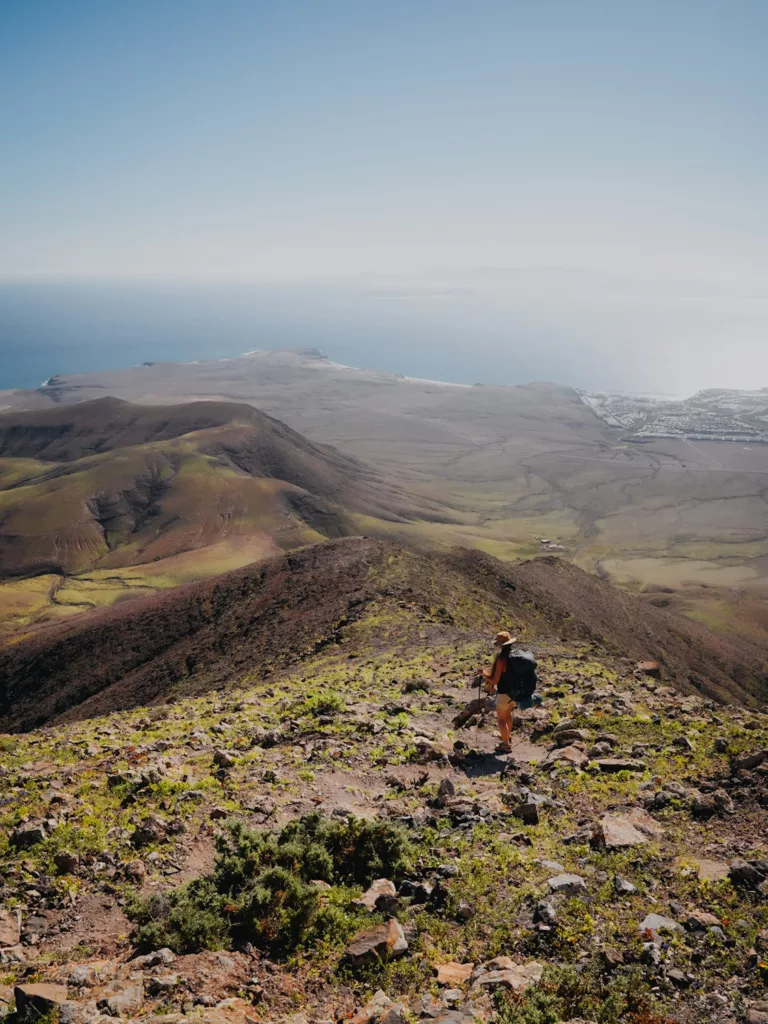 Crêtes de Hacha Grande, vue panoramique sur le sud de l'île de Lanzarote, Playa Blanca et l'île de Fuertaventura.