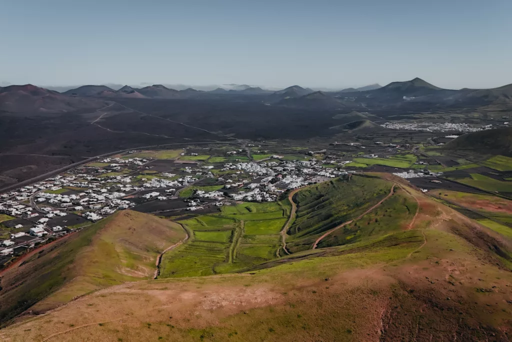 Paysages de Lanzarote en février vue en drone. Ville de Yaiza et parc de Timanfaya au loin.