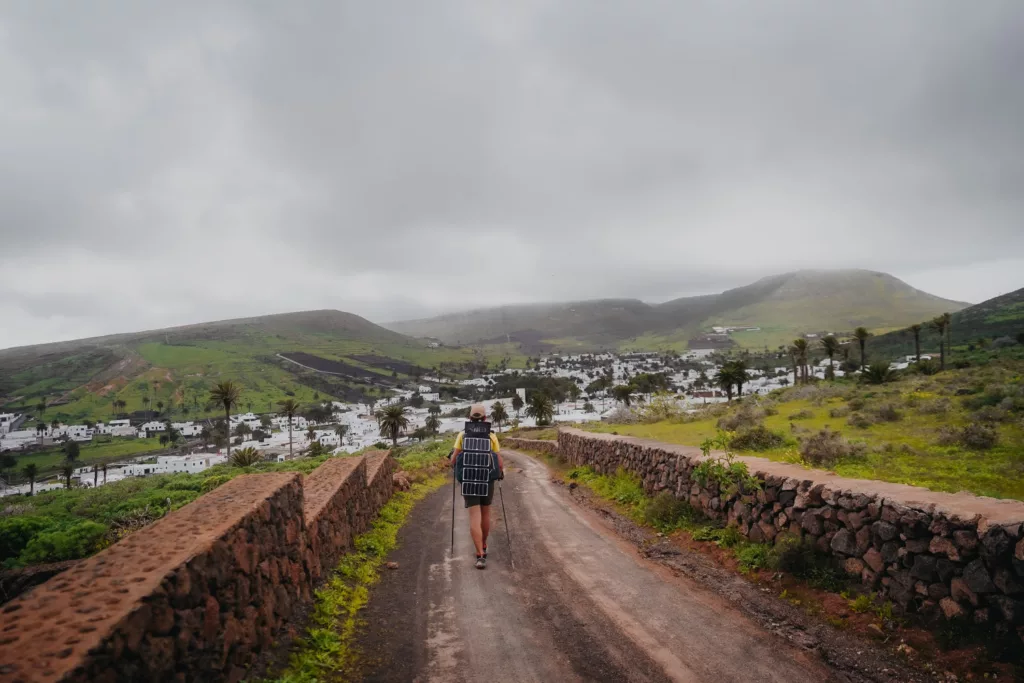 Trek à Lanzaote (GR131). Itinéraire de grande randonnée sur les îles Canaries. Traversée du village d'Haria.
