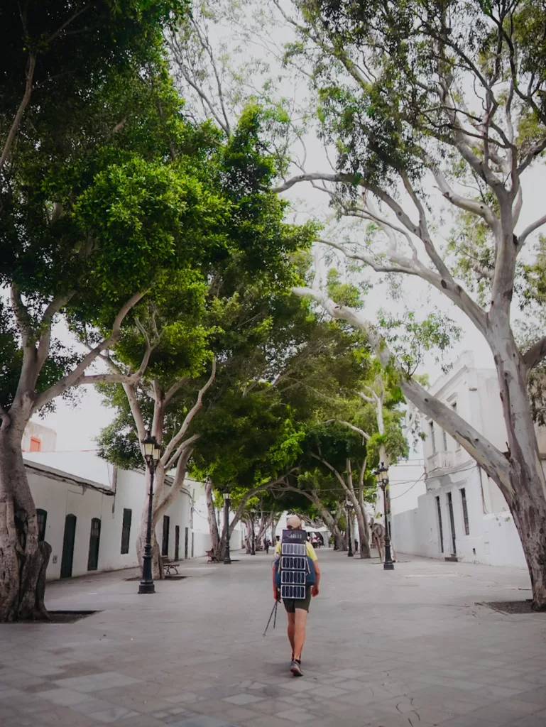 Trek à Lanzaote (GR131). Itinéraire de grande randonnée sur les îles Canaries. Traversée du village d'Haria.