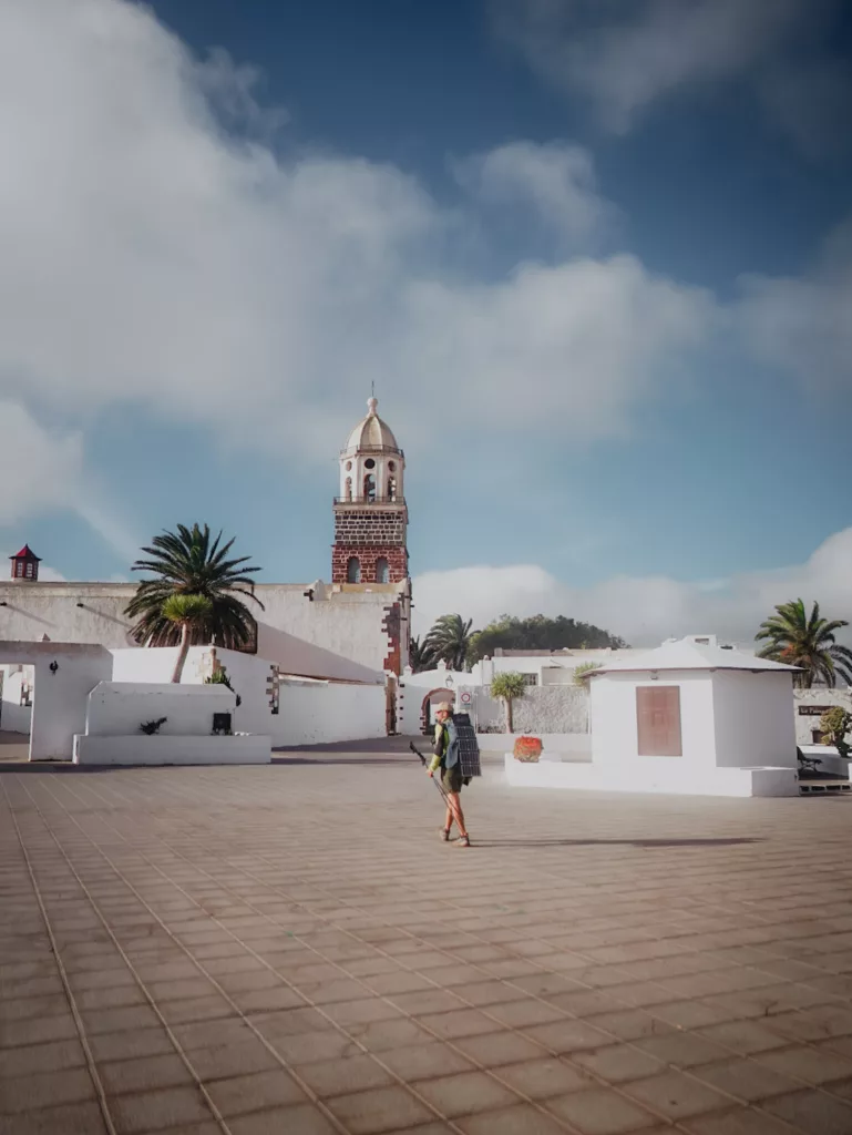 Traversée de la ville de Téguise sur le GR131 à Lanzarote.