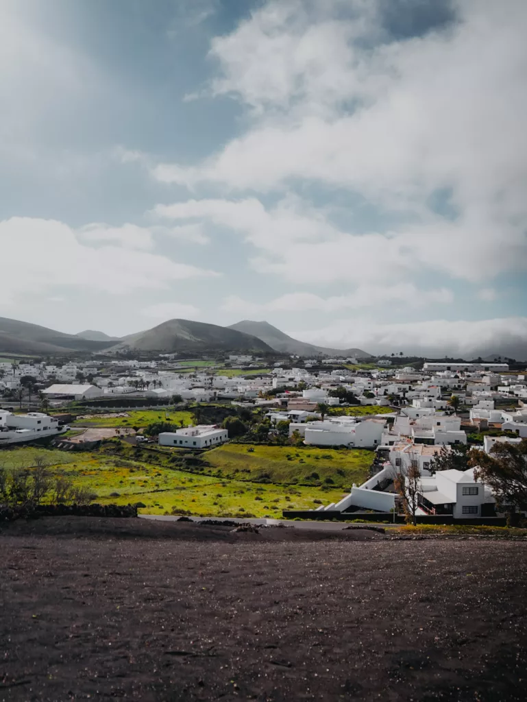 Village d'Uga à Lanzarote. Paysages du GR131, un trek unique à Lanzarote.