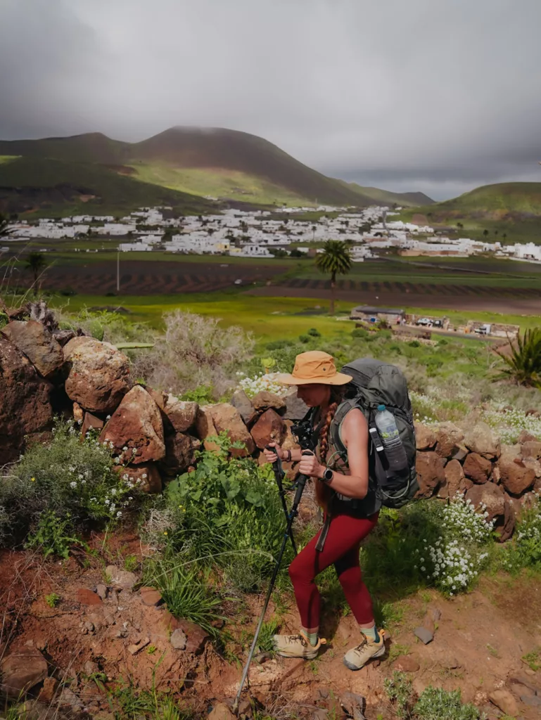 Randonneuse sur le GR131 à Lanzaote. Recommandations ôur réliser un trek en 4 jours à Lanzarote.