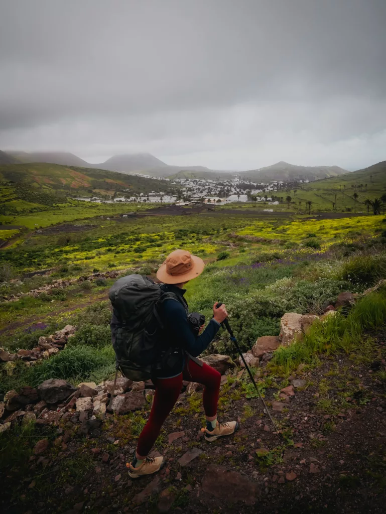 Trek à Lanzaote (GR131). Itinéraire de grande randonnée sur les îles Canaries. Traversée du village d'Haria.