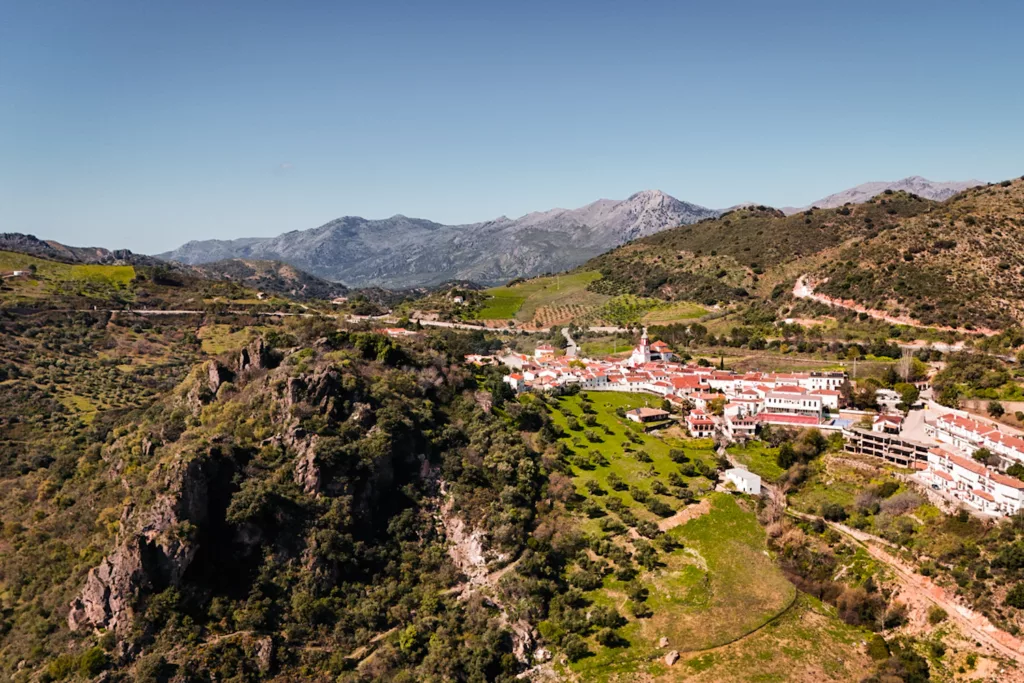 Via Ferrata d'Atajate en Andalousie : parcours facile à faire proche de Ronda. Vue sur le village et le rocher de la Via Ferrata.