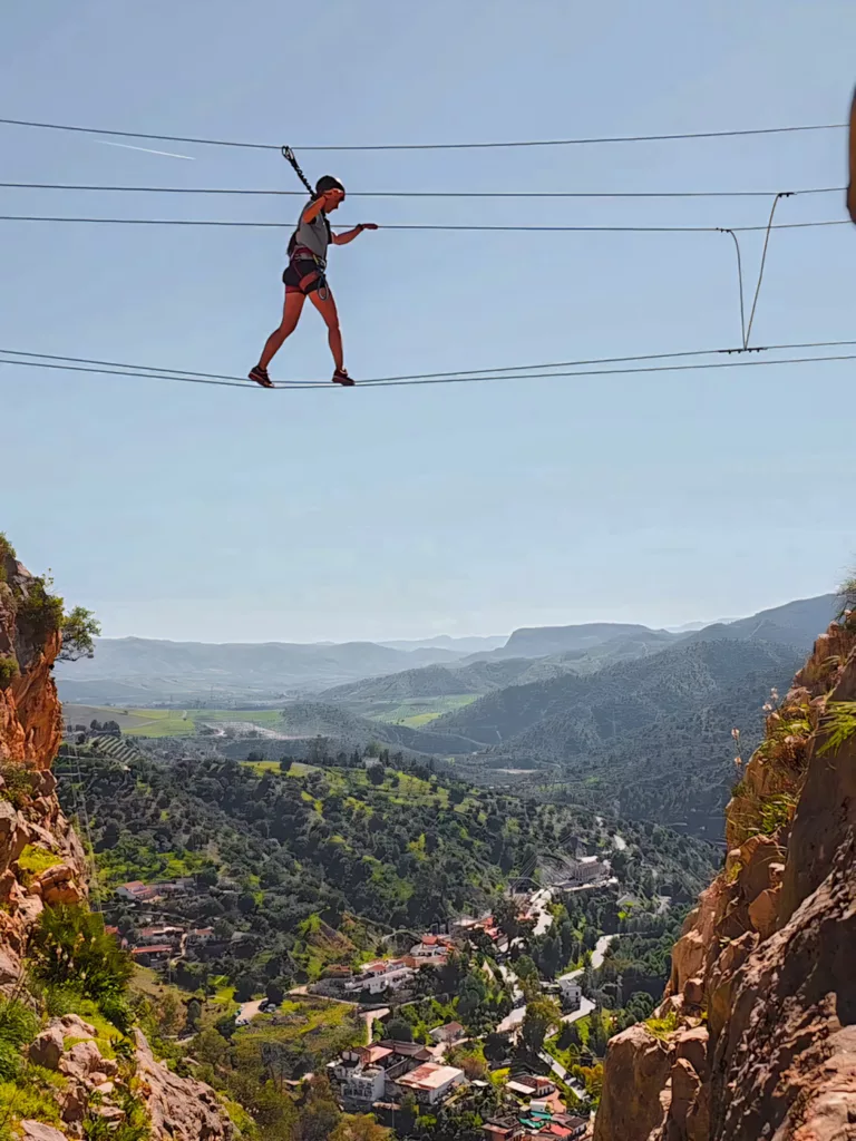 Femme sur un pont de singe sur la Via Ferrata d'El chorro (Caminito del Rey) dans le sud de l'Espagne (Andalousie).