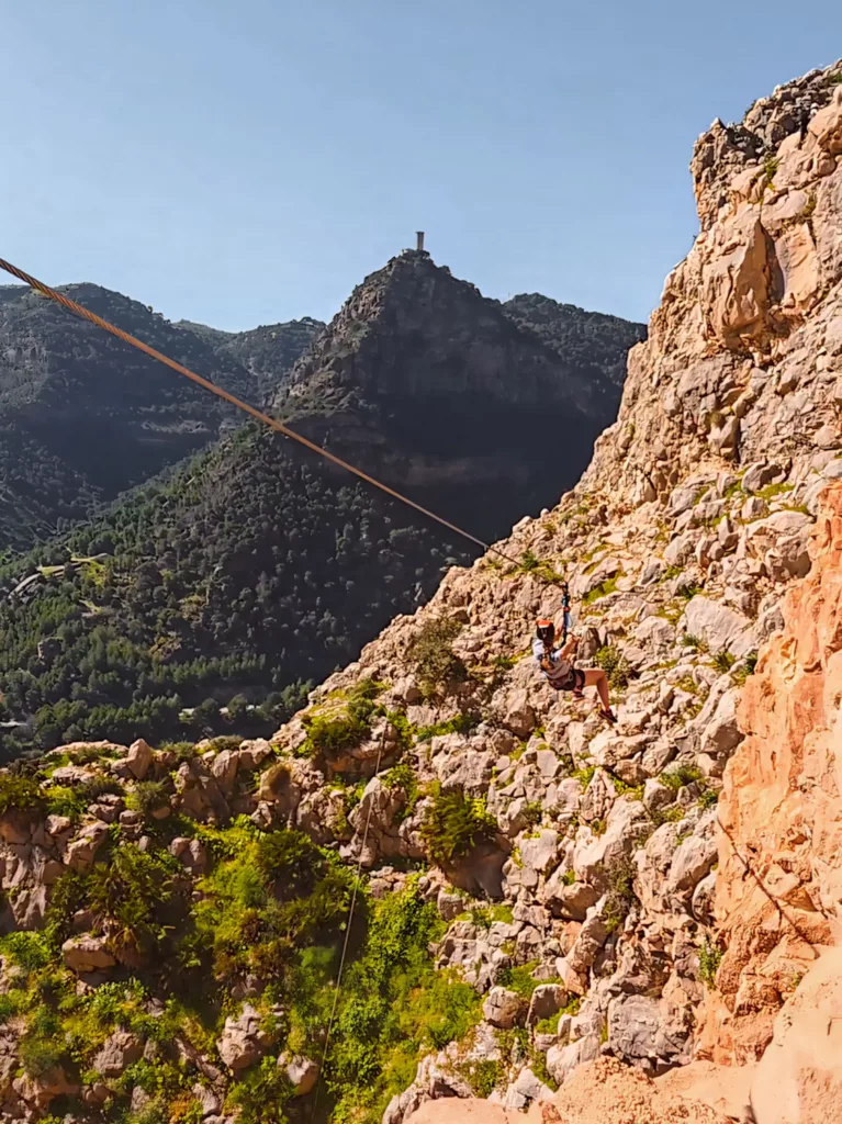 Via Ferrata du Caminito del Rey à El Chorro (Malaga, Andalousie). Guide pratique pour faire des via ferrata en Espagne. Tyrolienne de la via ferrata d'EL Chorro.