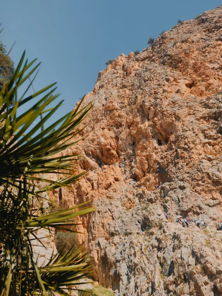Immense falaise de alcaire de la Via Ferrata d'El Chorro (Caminito del Rey) en Espagne (Andalousie)