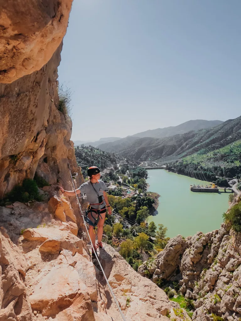 Femme devant le pysage de la Via Ferrata d'EL Chorro (Caminito del Rey) prêt de Malaga en Andamousie.