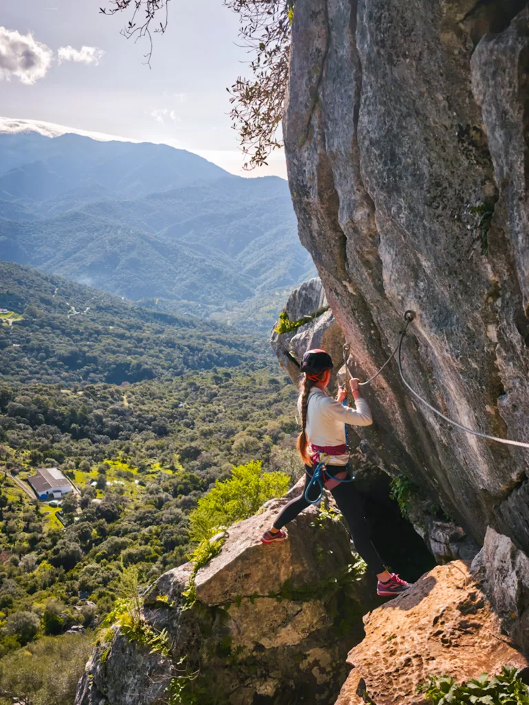 Via ferrata de Castillo del Águila en andalousie, un départ de via ferrata tout en descente