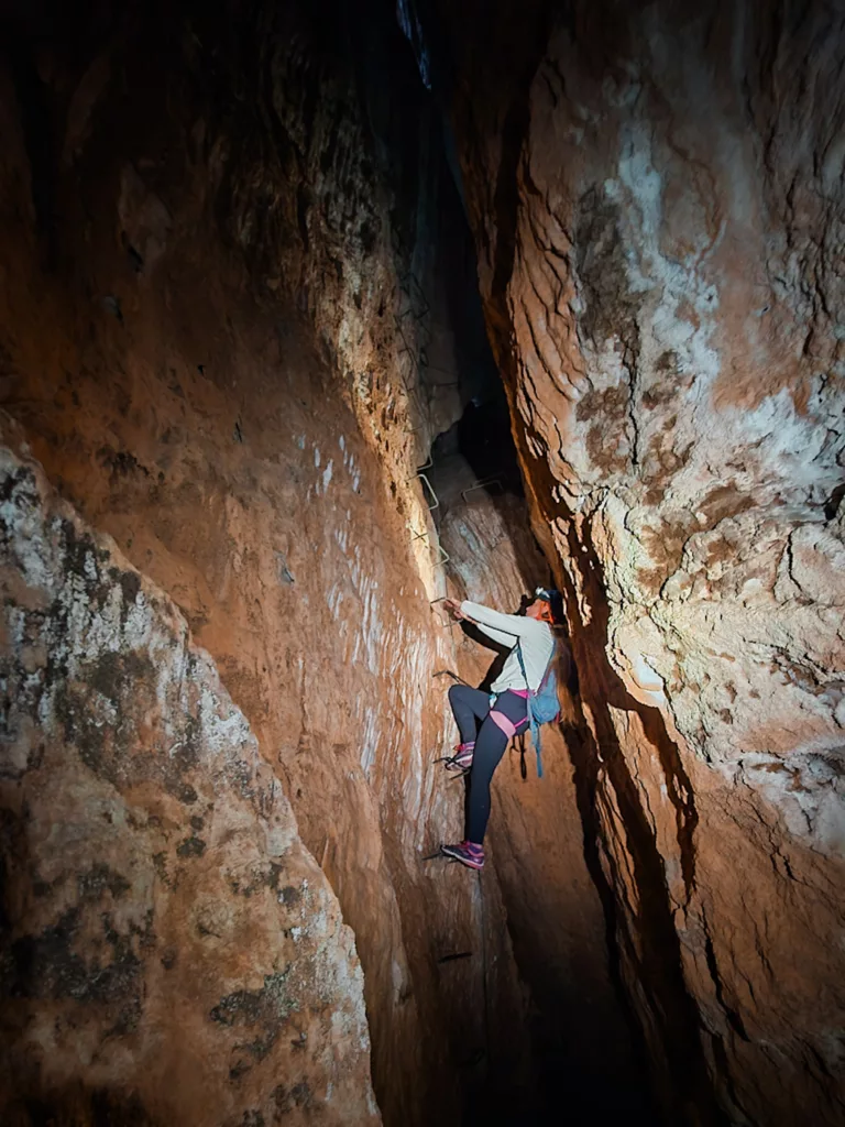 Via Ferrata Venes de Rojalons en Catalogne. Niveau K3/K4 avec une partie souterraine (grotte).