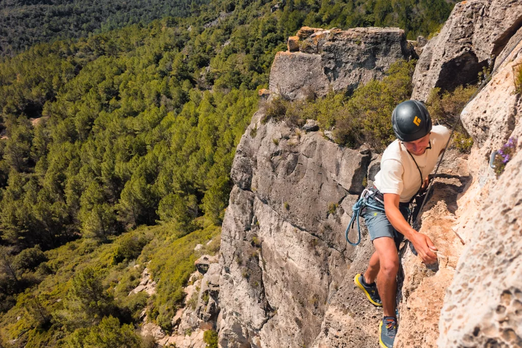 Via Ferrata Venes de Rojalons en Catalogne. Niveau K3/K4 avec une partie souterraine (grotte).