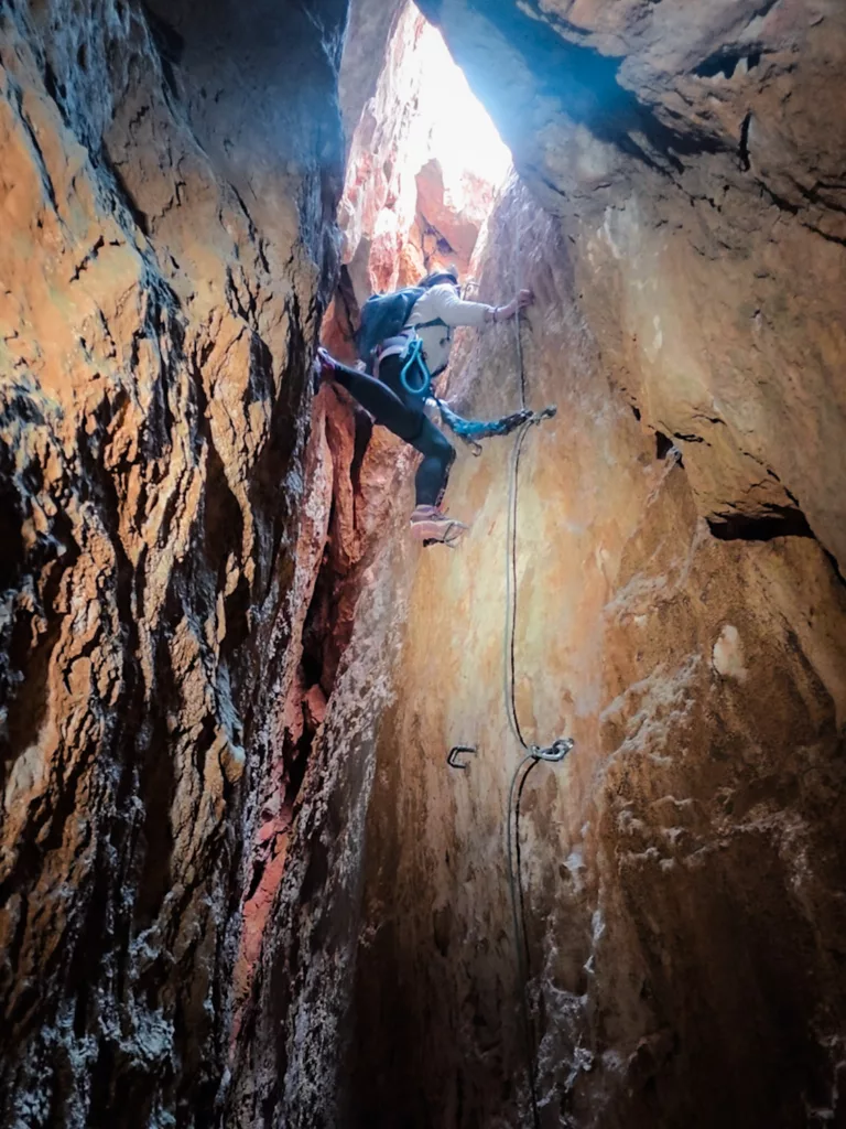 Via Ferrata Venes de Rojalons en Catalogne. Niveau K3/K4 avec une partie souterraine (grotte).