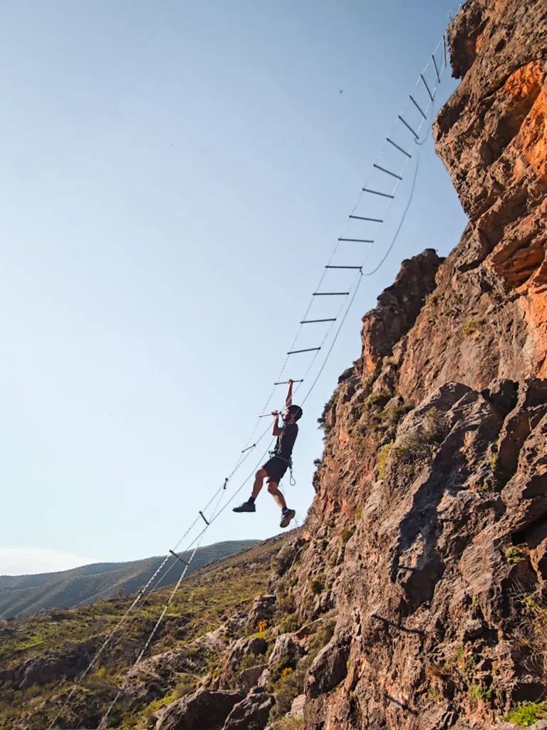 Via Ferrata La Araña proche de Grenade en Andalousie (Espagne). Niveau K3/K4 avec un pendule et deux longues tyroliennes.