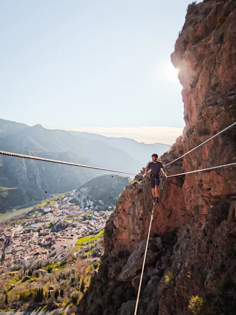 Via Ferrata La Araña proche de Grenade en Andalousie (Espagne). Niveau K3/K4 avec un pendule et deux longues tyroliennes.