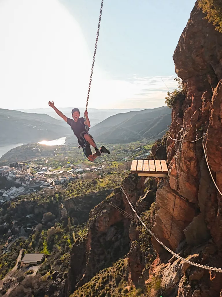 Via Ferrata La Araña proche de Grenade en Andalousie (Espagne). Niveau K3/K4 avec un pendule et deux longues tyroliennes.