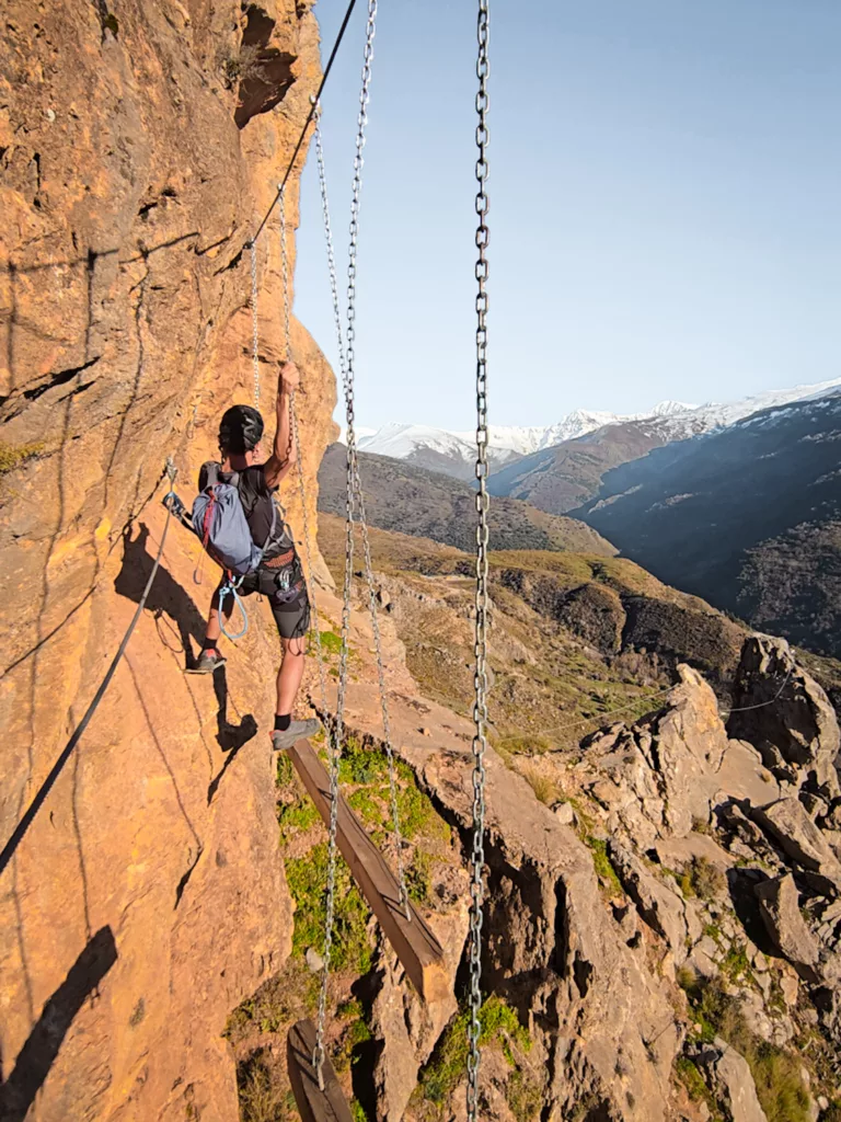 Via Ferrata La Araña proche de Grenade en Andalousie (Espagne). Niveau K3/K4 avec un pendule et deux longues tyroliennes.