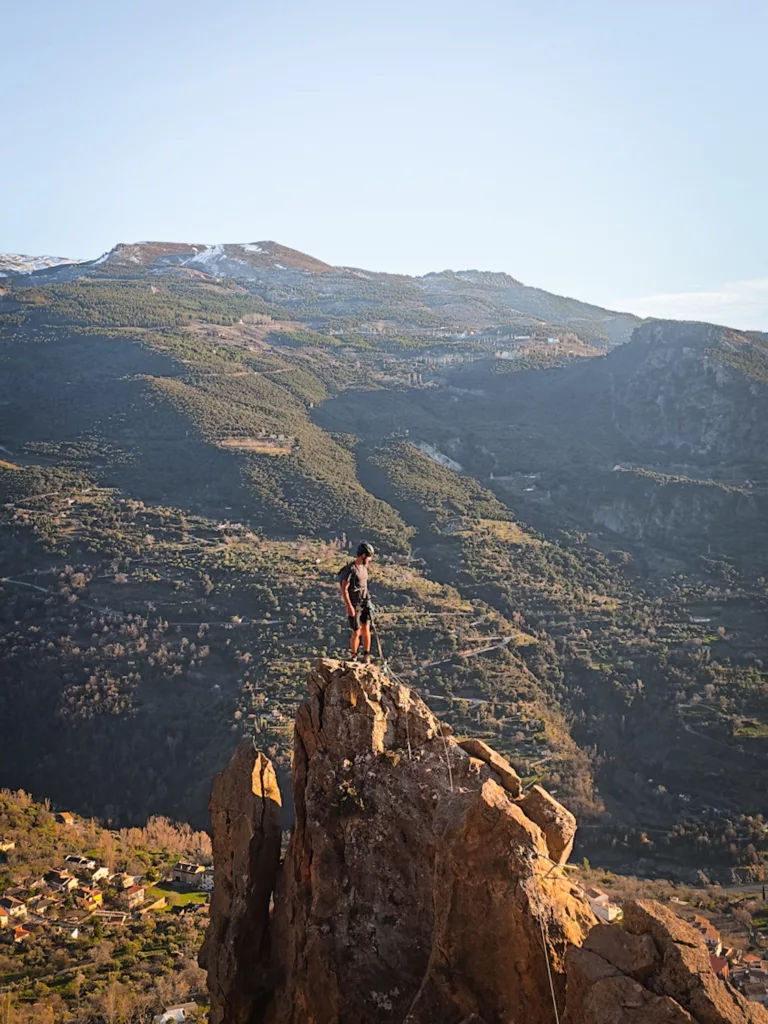 Via Ferrata La Araña proche de Grenade en Andalousie (Espagne). Niveau K3/K4 avec un pendule et deux longues tyroliennes.