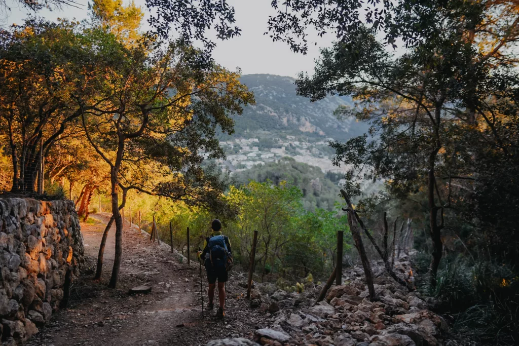 Randonneur sur le GR221 à Majorque, arrivée au village de Valldemossa dans la Sierra Tramuntana.